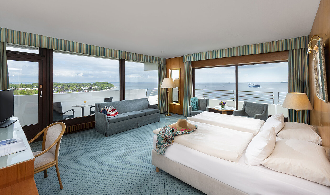 Großzügiges Zimmer im Maritim Hotel Travemünde mit Blick auf die Ostsee und den Hafen