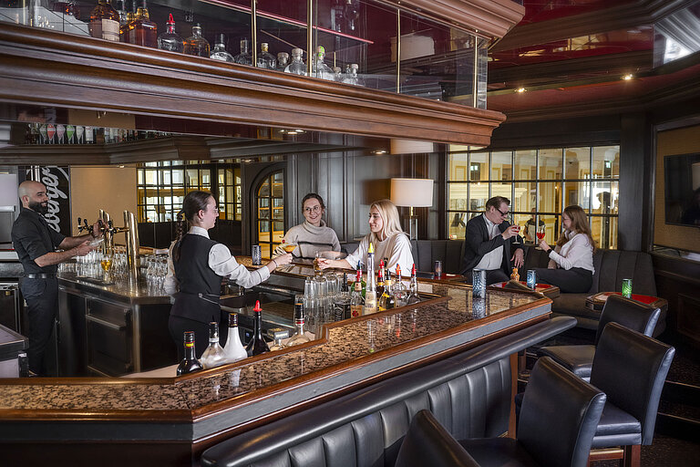 Gäste genießen Cocktails an der Bar des Maritim Hotel Würzburg.