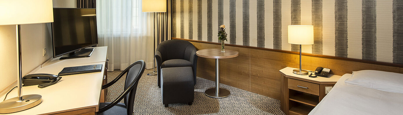 Classic Comfort Zimmer Schreibtisch mit TV und komfortabler Sitzmöglichkeit im Einzelzimmer des Maritim Hotel Stuttgart