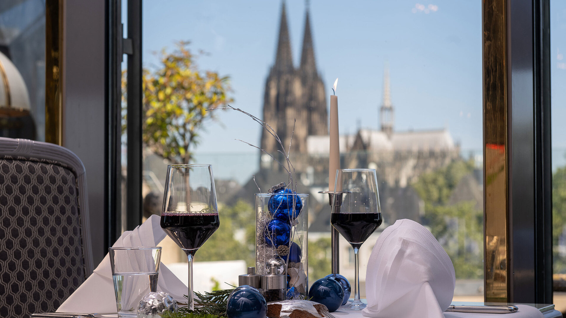 Festlich gedeckter Tisch mit Rotwein im Maritim Hotel Köln und Blick auf den Dom