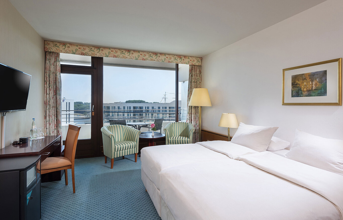 Doppelzimmer im Maritim Hotel Travemünde mit Sitzbereich und Blick auf Travemünde
