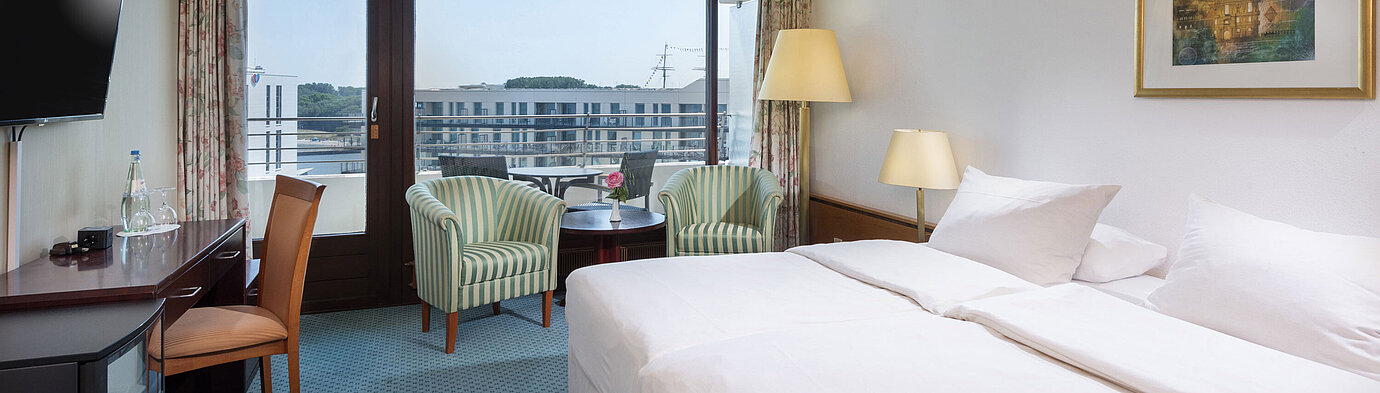 Doppelzimmer im Maritim Hotel Travemünde mit Sitzbereich und Blick auf Travemünde