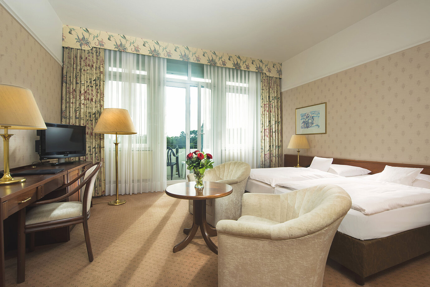 Helles Doppelzimmer mit Zugang zur Terrasse und Sitzgruppe im Maritim Hotel Bad Wildungen