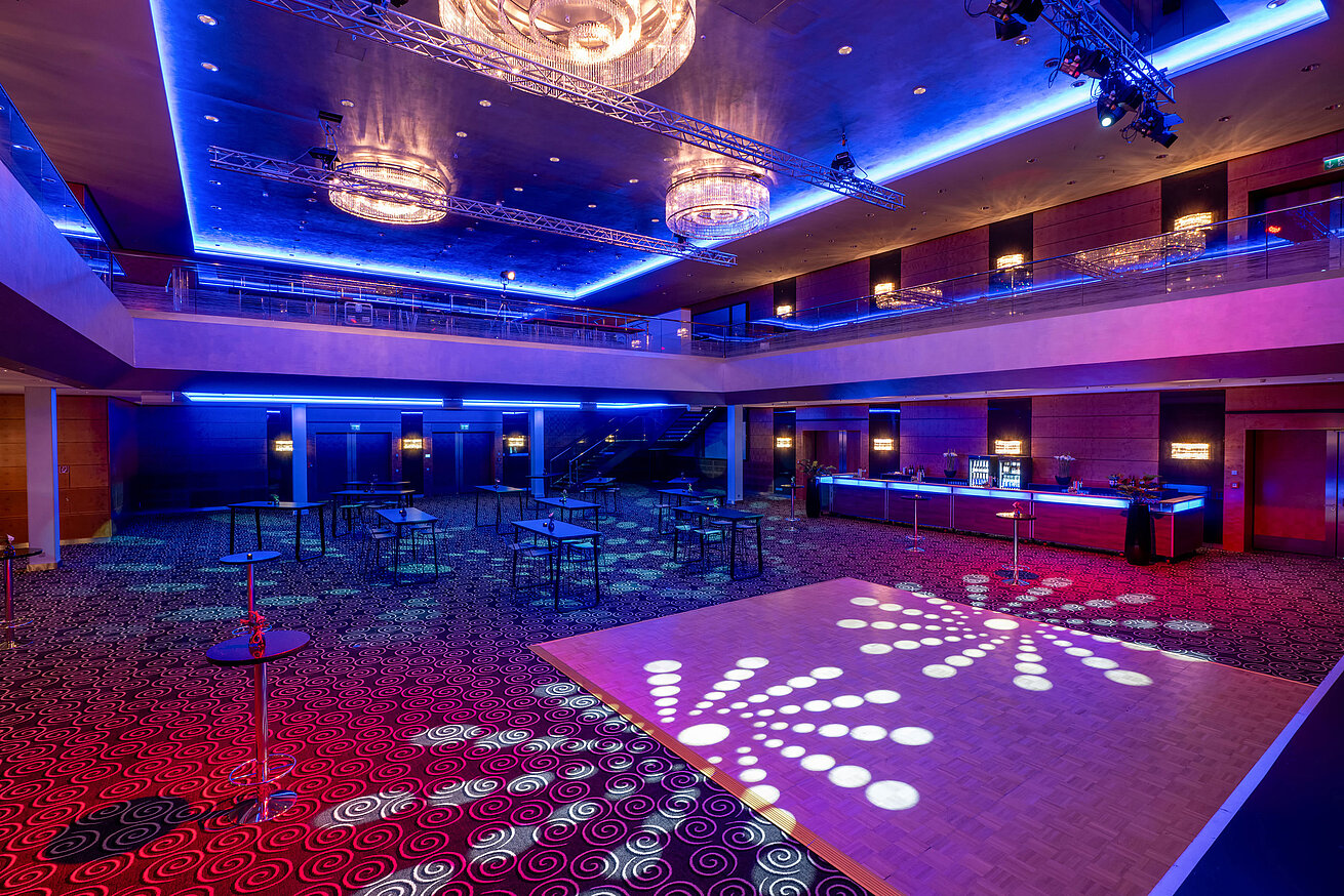 Saal Düsseldorf Moderner Eventsaal mit Tanzfläche und Lichtshow im Maritim Hotel Düsseldorf
