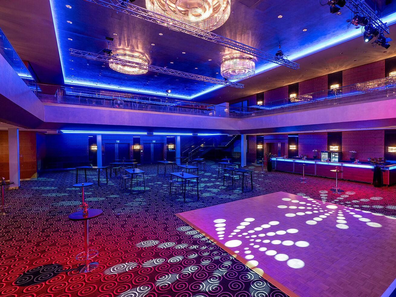 Moderner Eventsaal mit Tanzfläche und Lichtshow im Maritim Hotel Düsseldorf