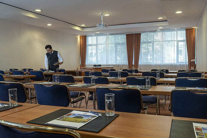 Heller Tagungsraum im Maritim Hotel Magdeburg mit Reihenbestuhlung, Tageslicht und moderner Ausstattung.