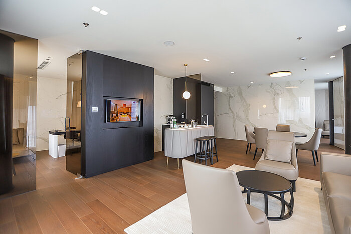 Geräumige Suite mit Sitzecke, Kitchenette und TV im Maritim Hotel Plaza Tirana