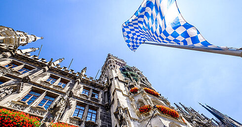 Bayerische Flagge über dem Marienplatz mit historischem Rathaus in München