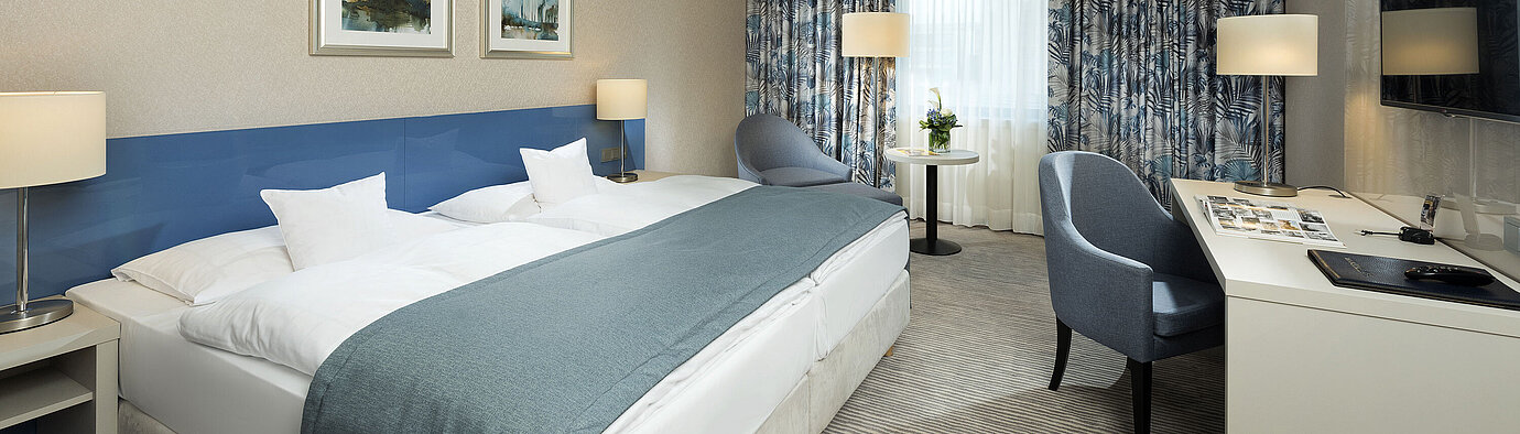 Superior Zimmer im Maritim Hotel Bonn mit stilvollem Design, gemütlichen Betten, modernem Schreibtisch und komfortabler Sitzecke