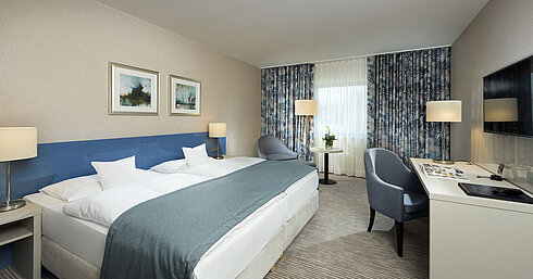 Superior Zimmer im Maritim Hotel Bonn mit stilvollem Design, gemütlichen Betten, modernem Schreibtisch und komfortabler Sitzecke