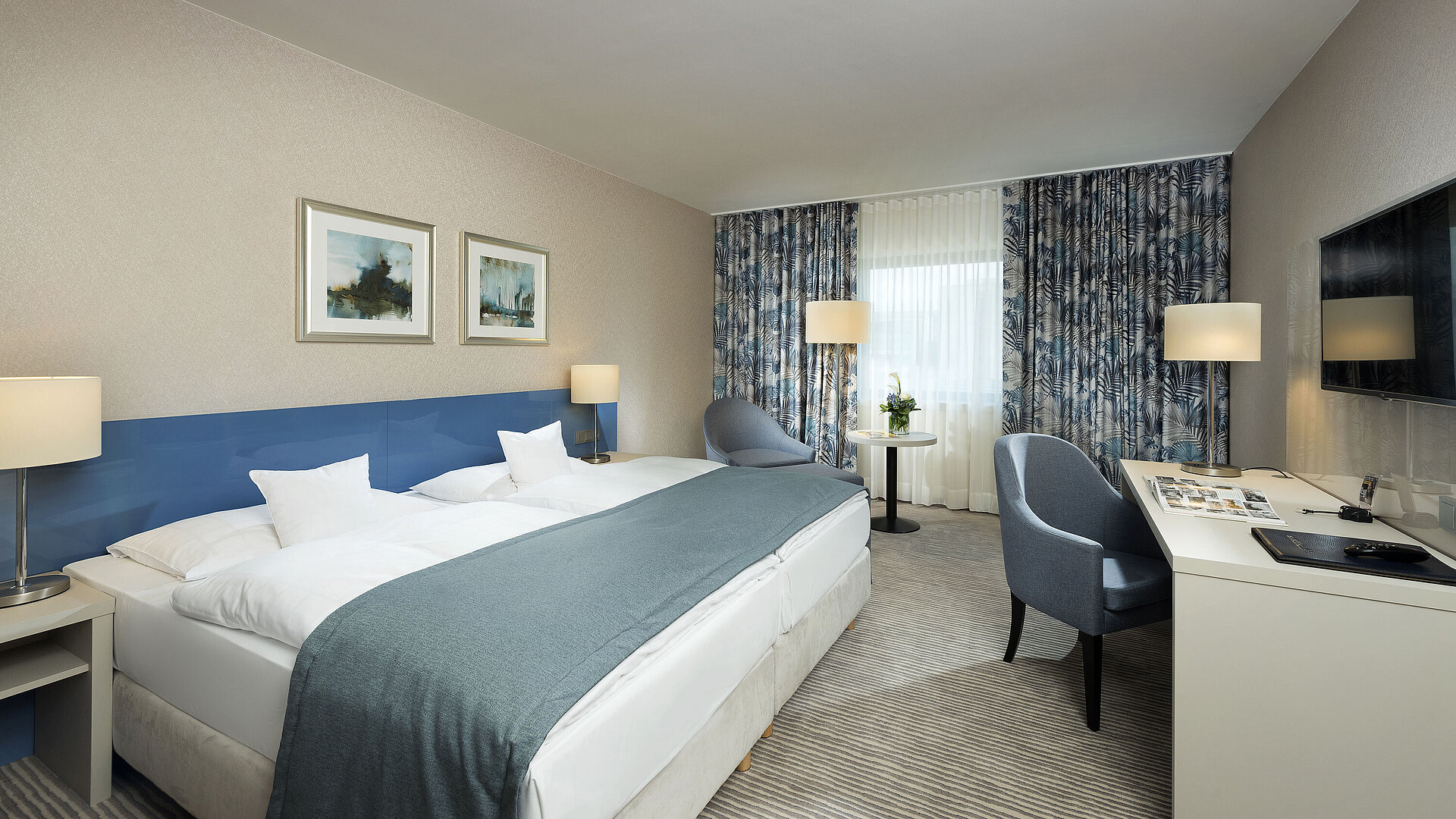 Superior Zimmer im Maritim Hotel Bonn mit stilvollem Design, gemütlichen Betten, modernem Schreibtisch und komfortabler Sitzecke