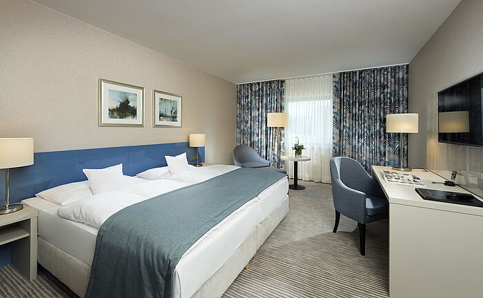 Superior Zimmer im Maritim Hotel Bonn mit stilvollem Design, gemütlichen Betten, modernem Schreibtisch und komfortabler Sitzecke