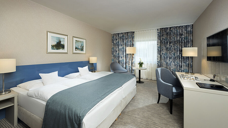Superior Zimmer im Maritim Hotel Bonn mit stilvollem Design, gemütlichen Betten, modernem Schreibtisch und komfortabler Sitzecke