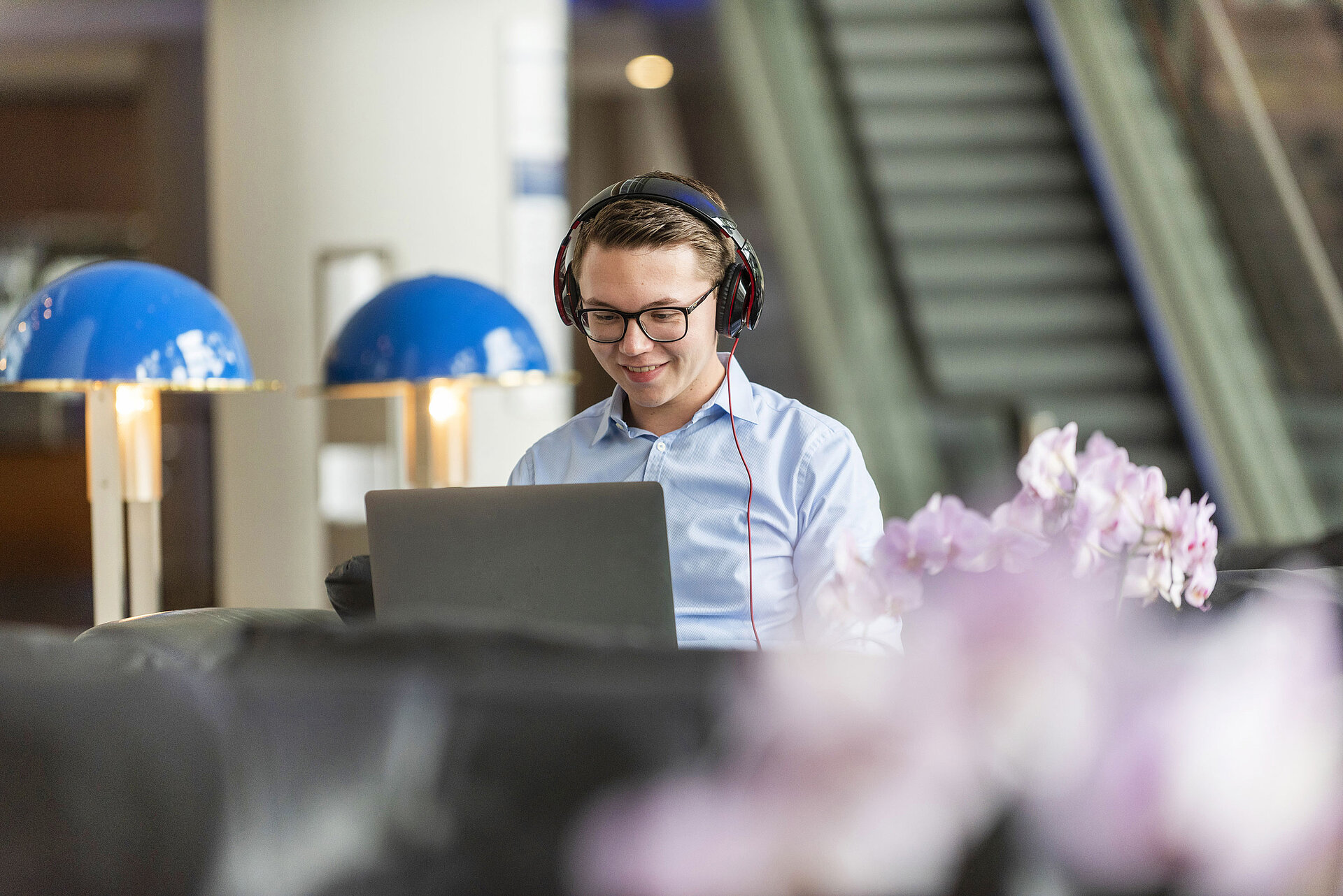 Gast arbeitet entspannt mit Laptop in der stilvollen Lobby des Maritim Hotel Frankfurt.