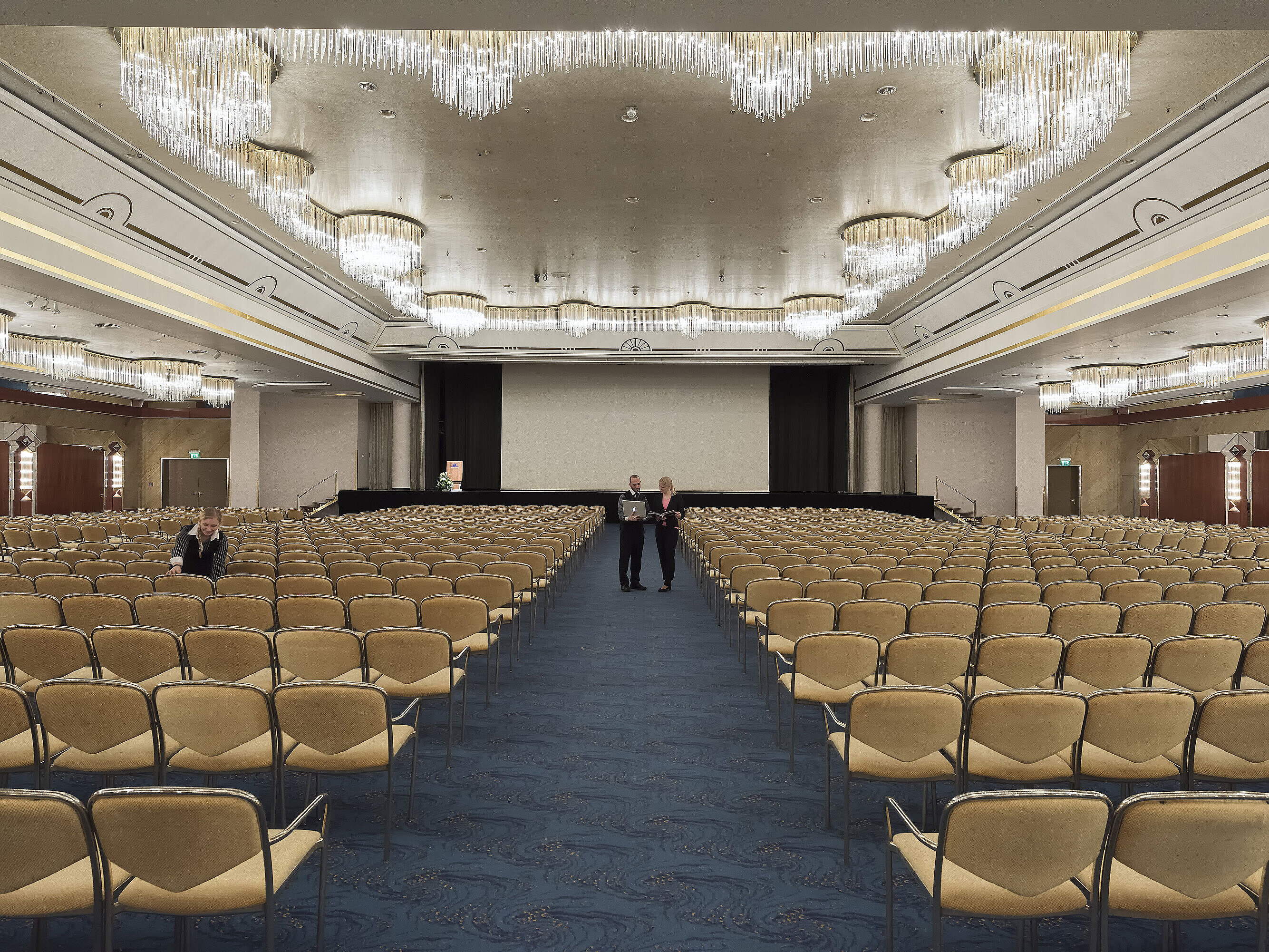Eleganter Festsaal mit Kristalllüstern, Reihenbestuhlung und großer Bühne im Maritim Hotel Hannover.
