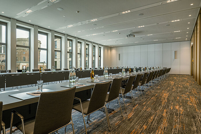 Moderner Tagungsraum im Maritim Hotel Ingolstadt mit bodentiefen Fenstern, U-Bestuhlung und professioneller Ausstattung.