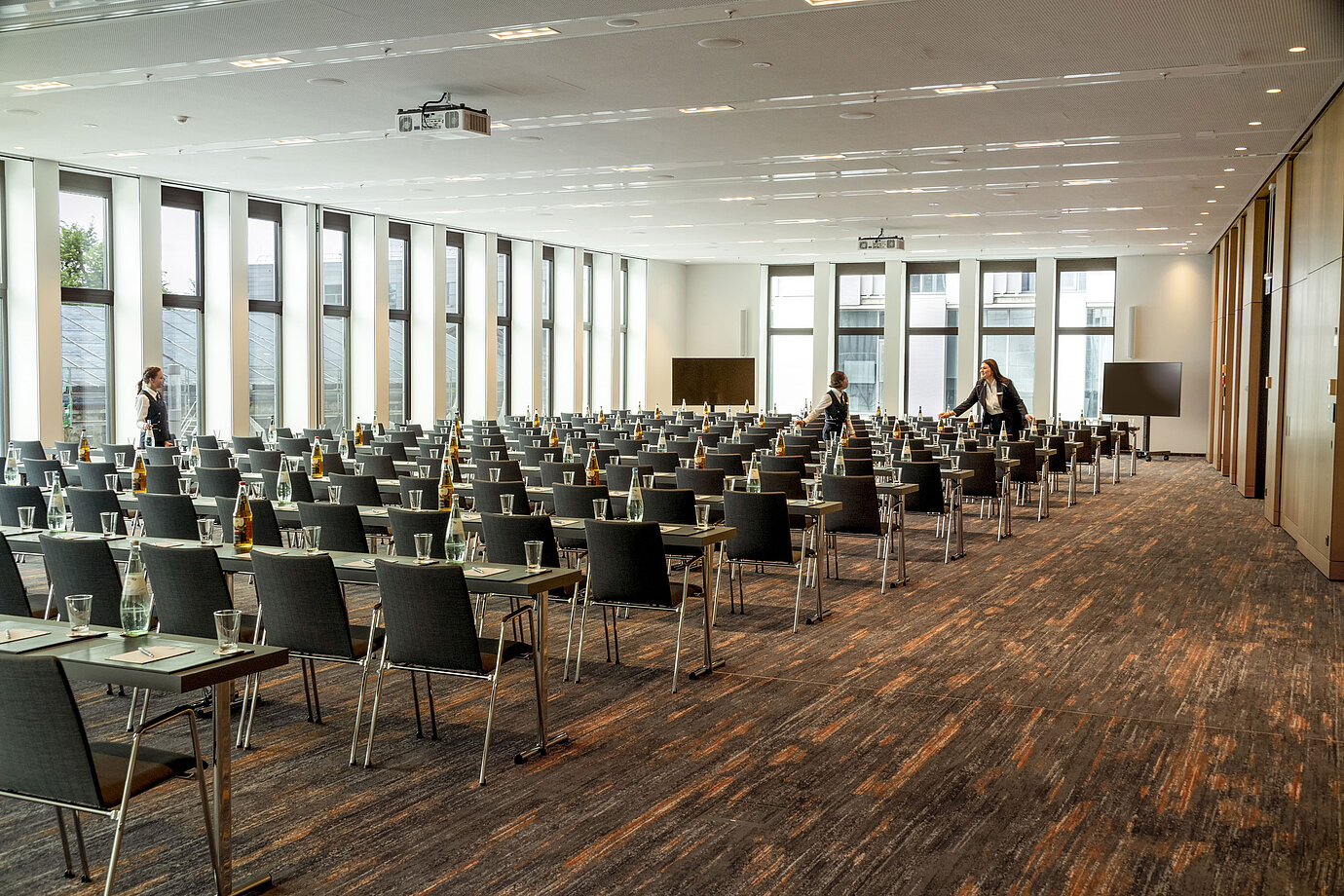 Konferenzraum im Maritim Hotel Ingolstadt mit Reihenbestuhlung, moderner Technik und lichtdurchfluteten Fenstern.