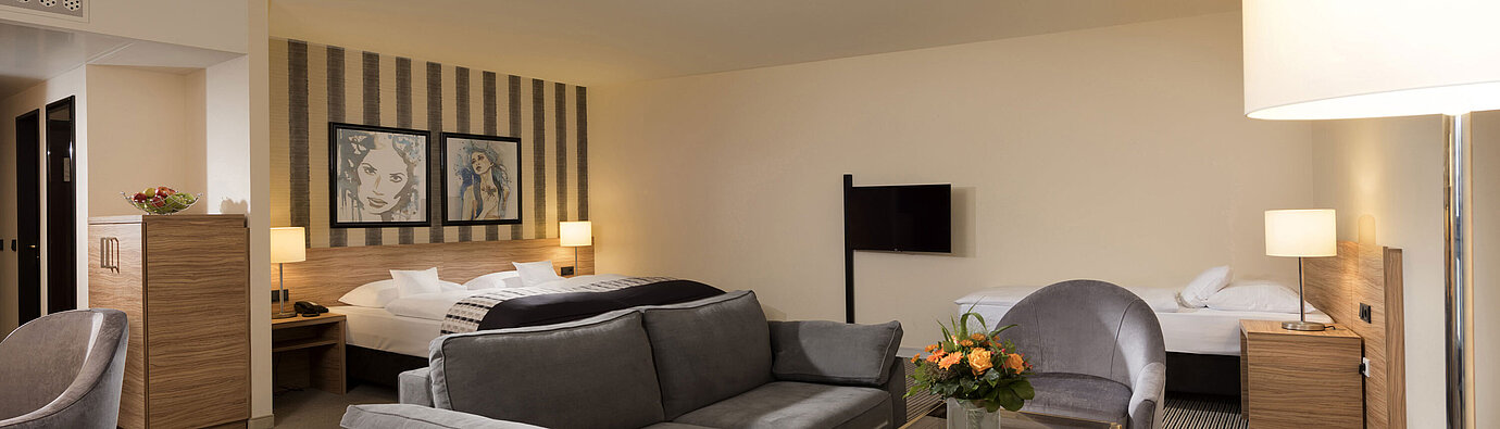 Familienzimmer Geräumiges Familienzimmer im Maritim Hotel Königswinter mit Sitzecke und stilvollem Design.