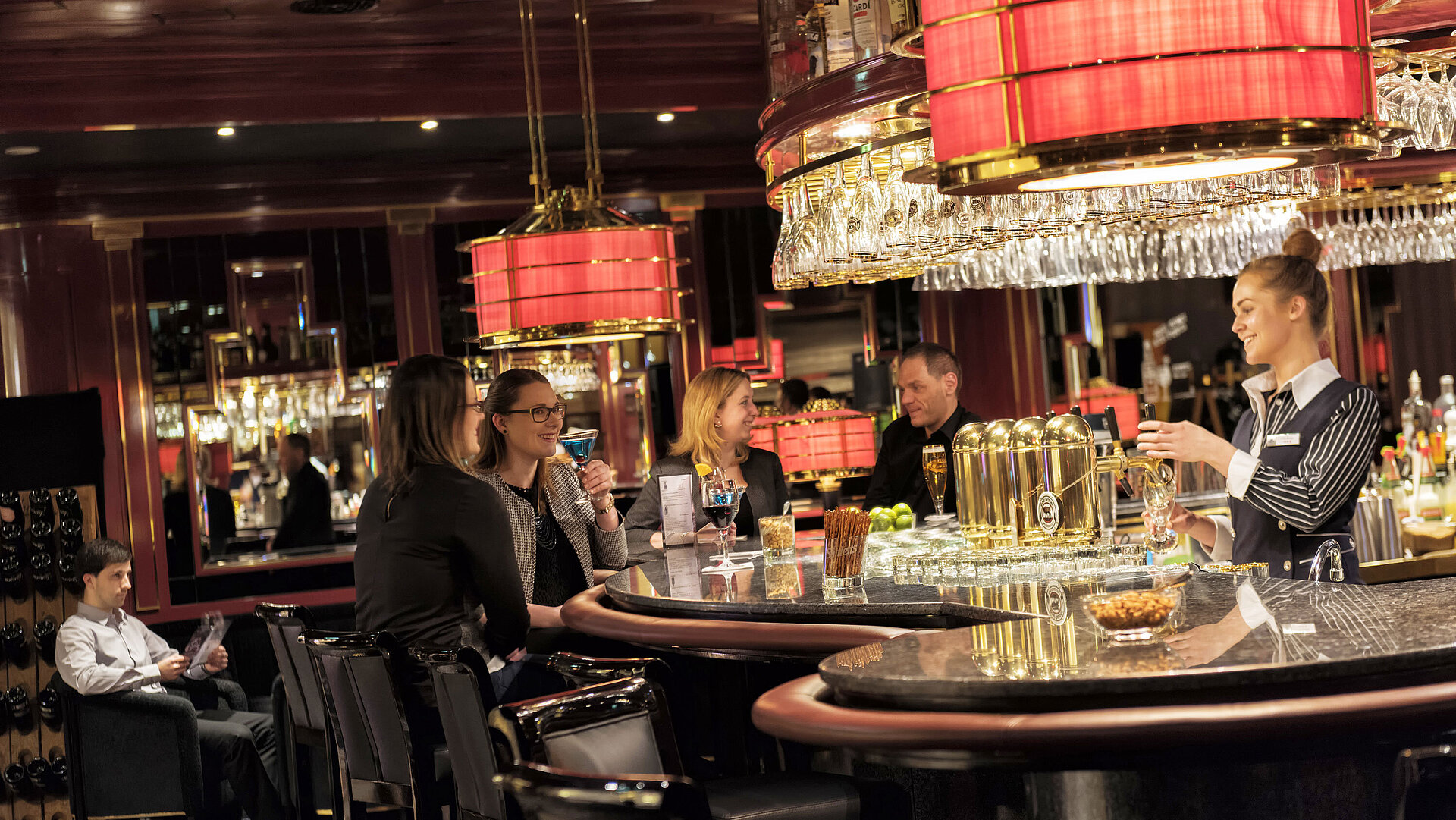 Gäste genießen Cocktails und Gespräche in stilvoller Atmosphäre an der Bar im Maritim Hotel Ulm