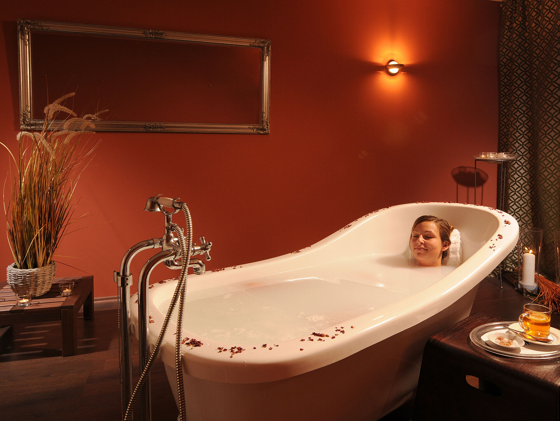Wellnessbereich Entspannendes Bad in der Spa-Badewanne des Maritim Hotel Bad Wildungen mit Kerzenlicht und Tee