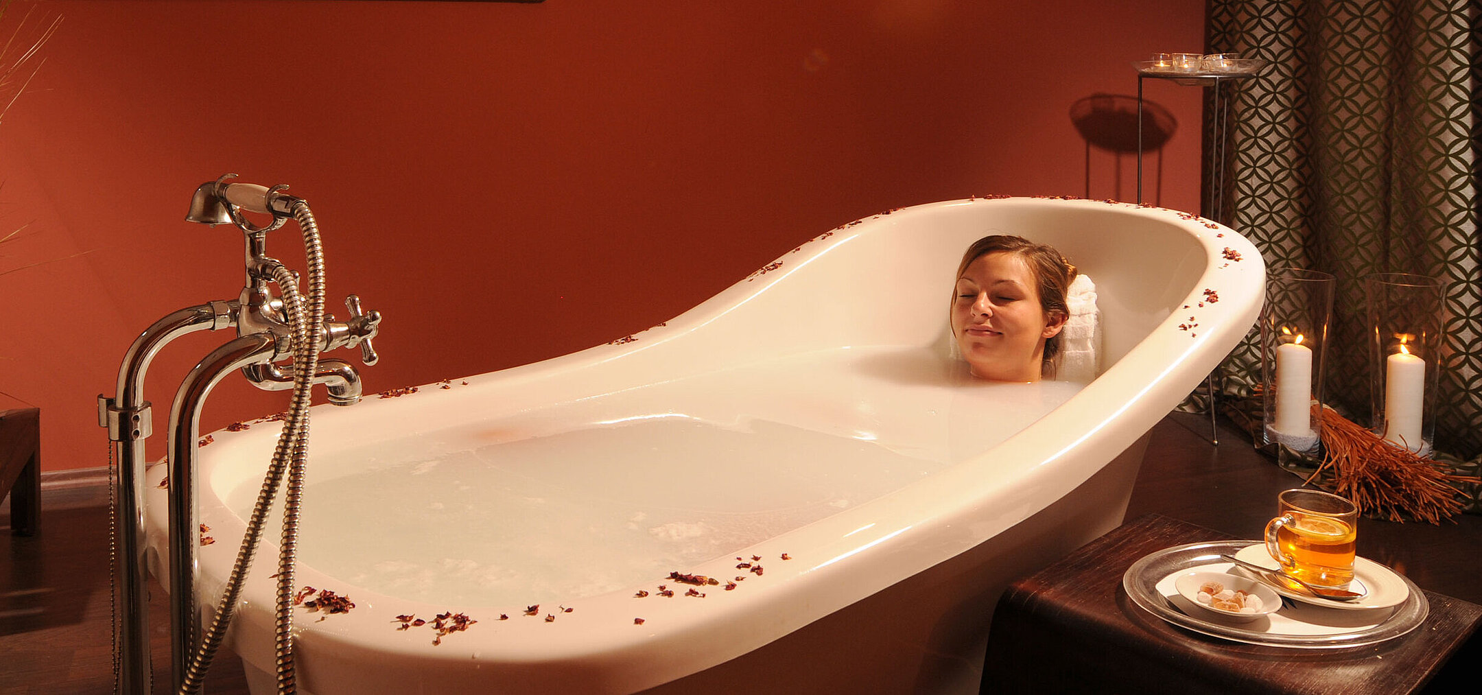 Entspannendes Bad in der Spa-Badewanne des Maritim Hotel Bad Wildungen mit Kerzenlicht und Tee