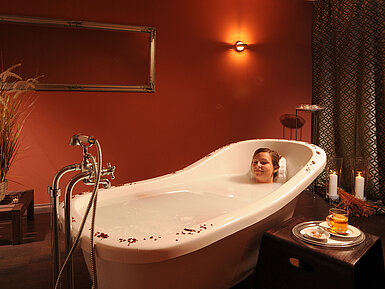 Entspannendes Bad in der Spa-Badewanne des Maritim Hotel Bad Wildungen mit Kerzenlicht und Tee