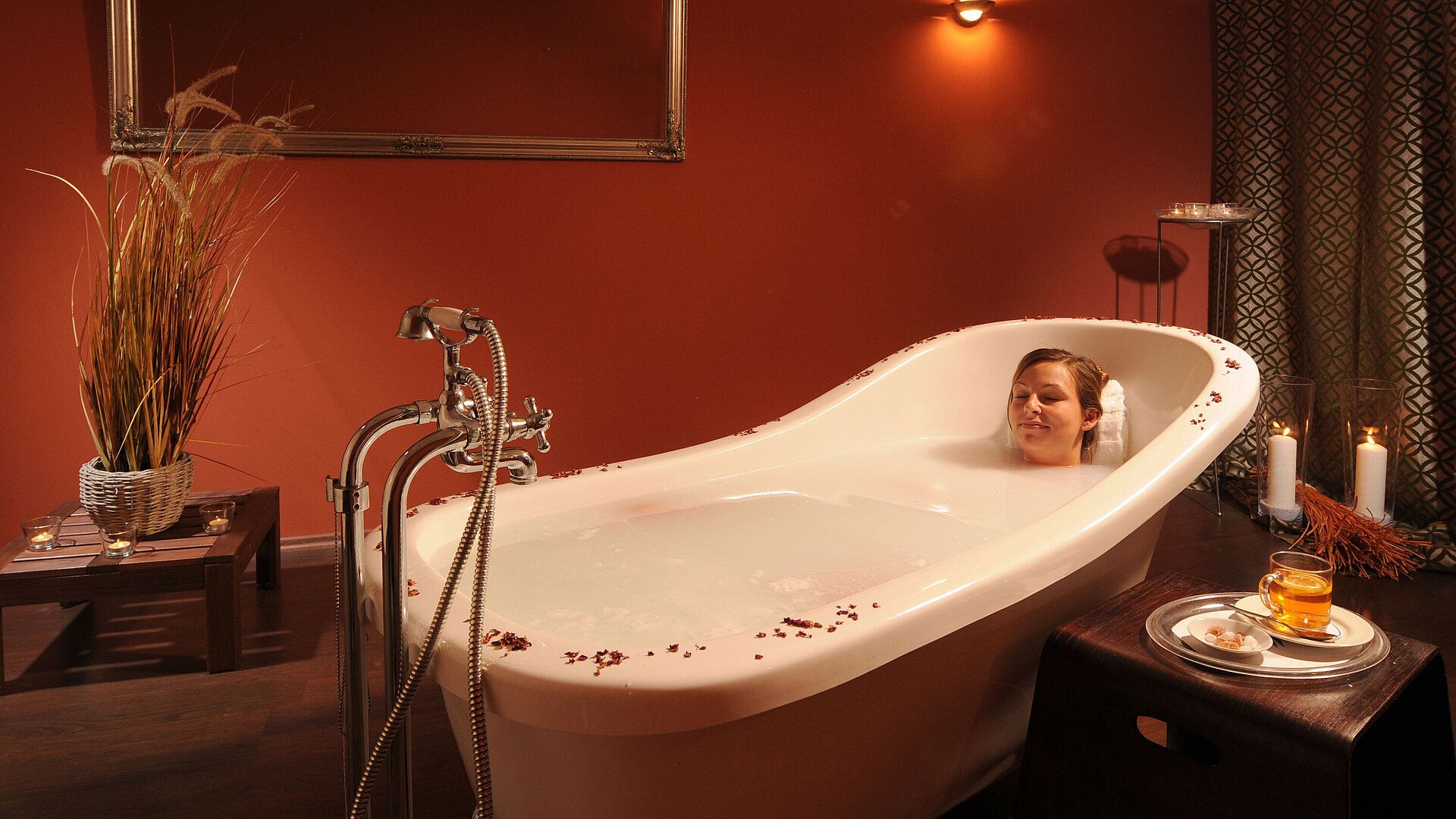 Entspannendes Bad in der Spa-Badewanne des Maritim Hotel Bad Wildungen mit Kerzenlicht und Tee