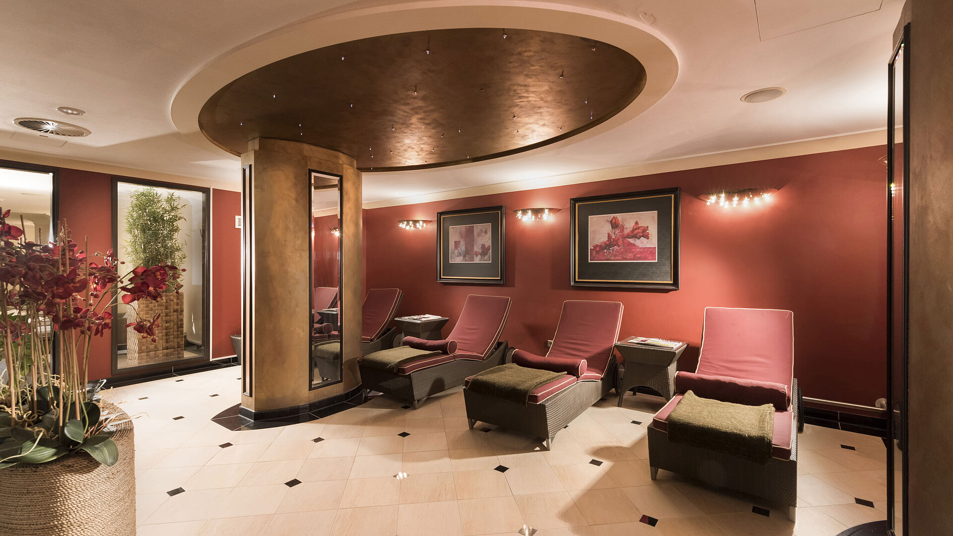 Ruhebereich Eleganter Ruheraum im Maritim Timmendorfer Strand Spa mit komfortablen Liegen und entspannter Atmosphäre für Erholung.