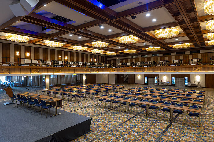 Großer Saal mit Blick auf die Reihenbestuhlung und Galerie im Maritim Hotel Travemünde