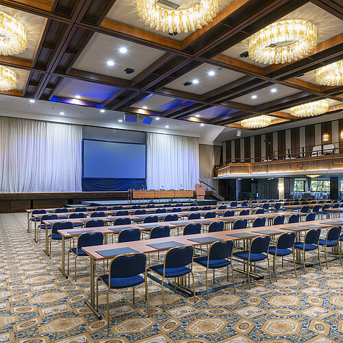 Großer Saal mit Bühne, Leinwand und Reihenbestuhlung im Maritim Hotel Travemünde