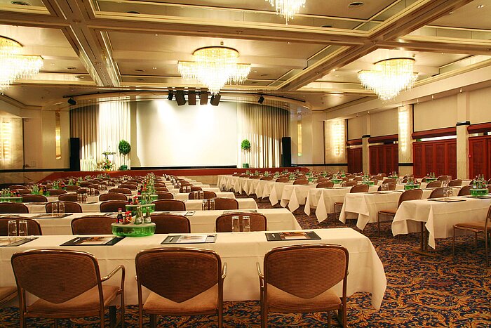 Großer Konferenzsaal im Maritim Hotel Bad Wildungen mit Bühne und Reihenbestuhlung