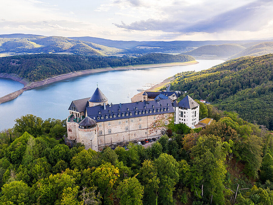 Schloss Waldeck mit Blick auf den Edersee und die Landschaft in Waldeck