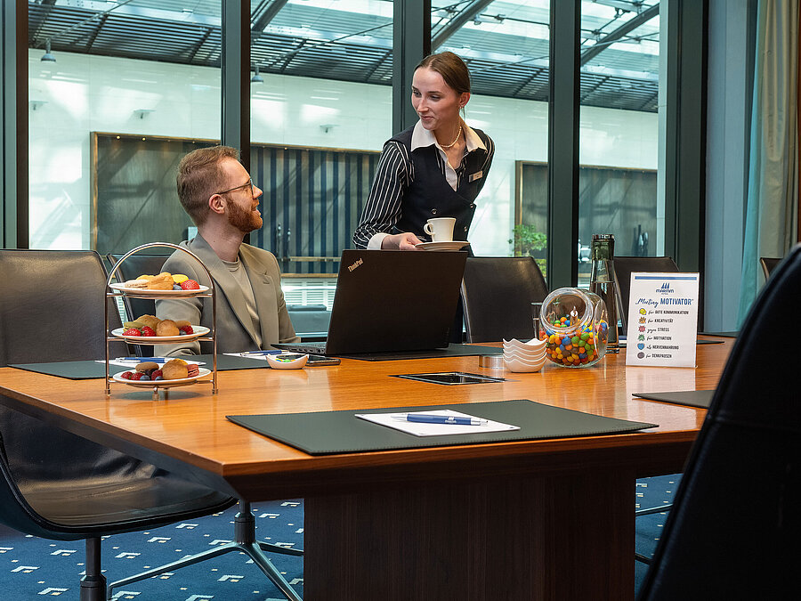 Heller Meetingraum mit persönlichem Service im Maritim Hotel Düsseldorf