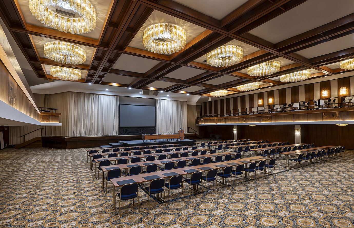 Großer Saal mit Bühne, Leinwand und Reihenbestuhlung im Maritim Hotel Travemünde