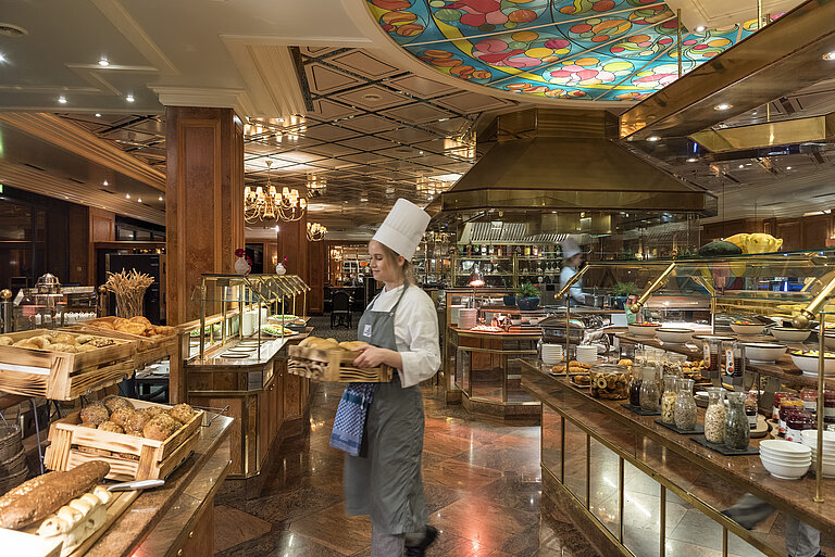Frühstücksbuffet im Maritim Hotel Bremen mit frischen Brötchen,Brot und Auswahl an Frühstücksspeisen,betreut von einer Köchin