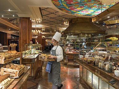 Frühstücksbuffet im Maritim Hotel Bremen mit frischen Brötchen,Brot und Auswahl an Frühstücksspeisen,betreut von einer Köchin