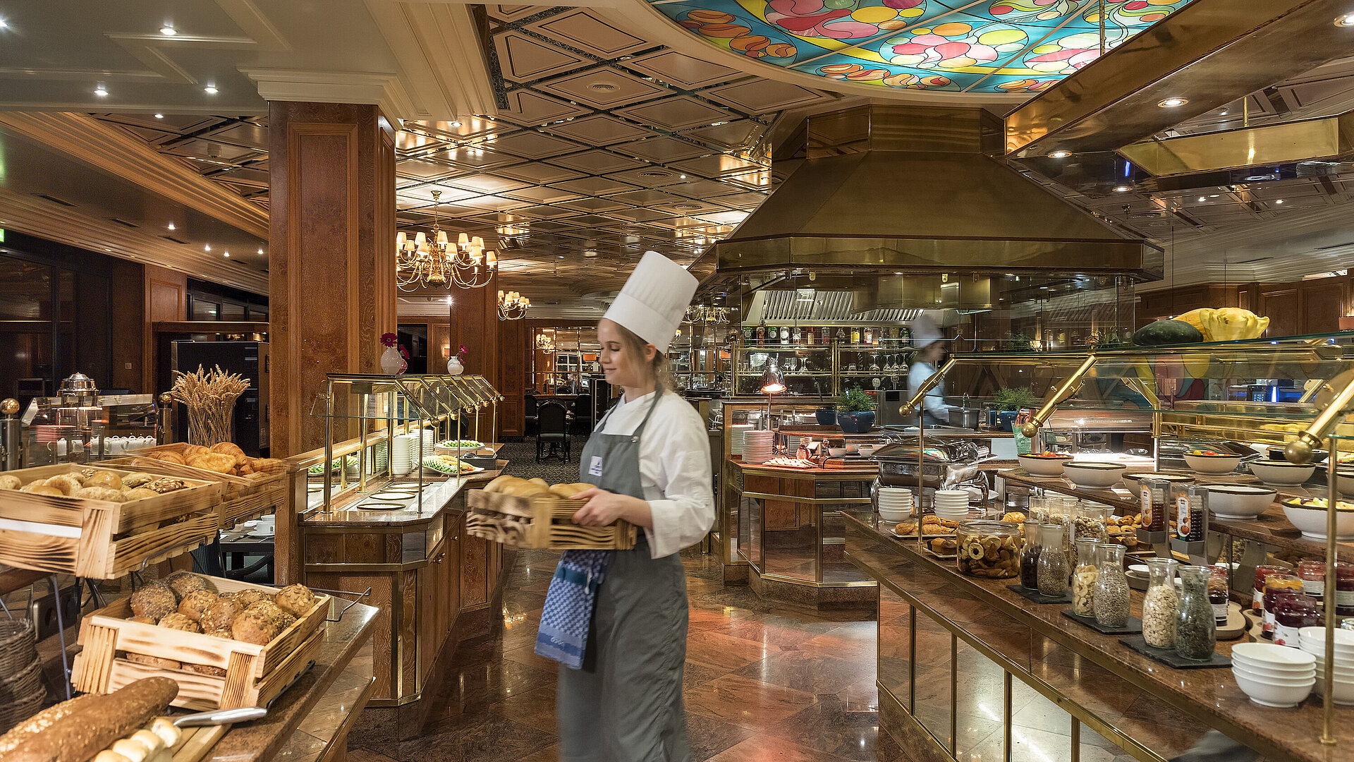 Brasserie Restaurant  Frühstücksbuffet im Maritim Hotel Bremen mit frischen Brötchen,Brot und Auswahl an Frühstücksspeisen,betreut von einer Köchin