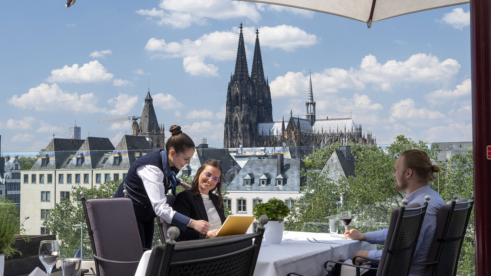 Dachterrasse Gäste genießen den Service auf der Dachterrasse des Maritim Hotels Köln mit Blick auf den Kölner Dom und die Altstadt.