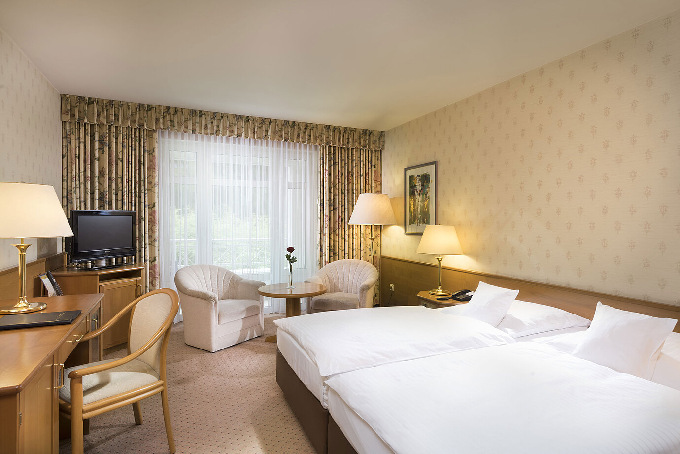 Helles Doppelzimmer mit Sitzecke und Schreibtisch im Maritim Hotel Bad Wildungen