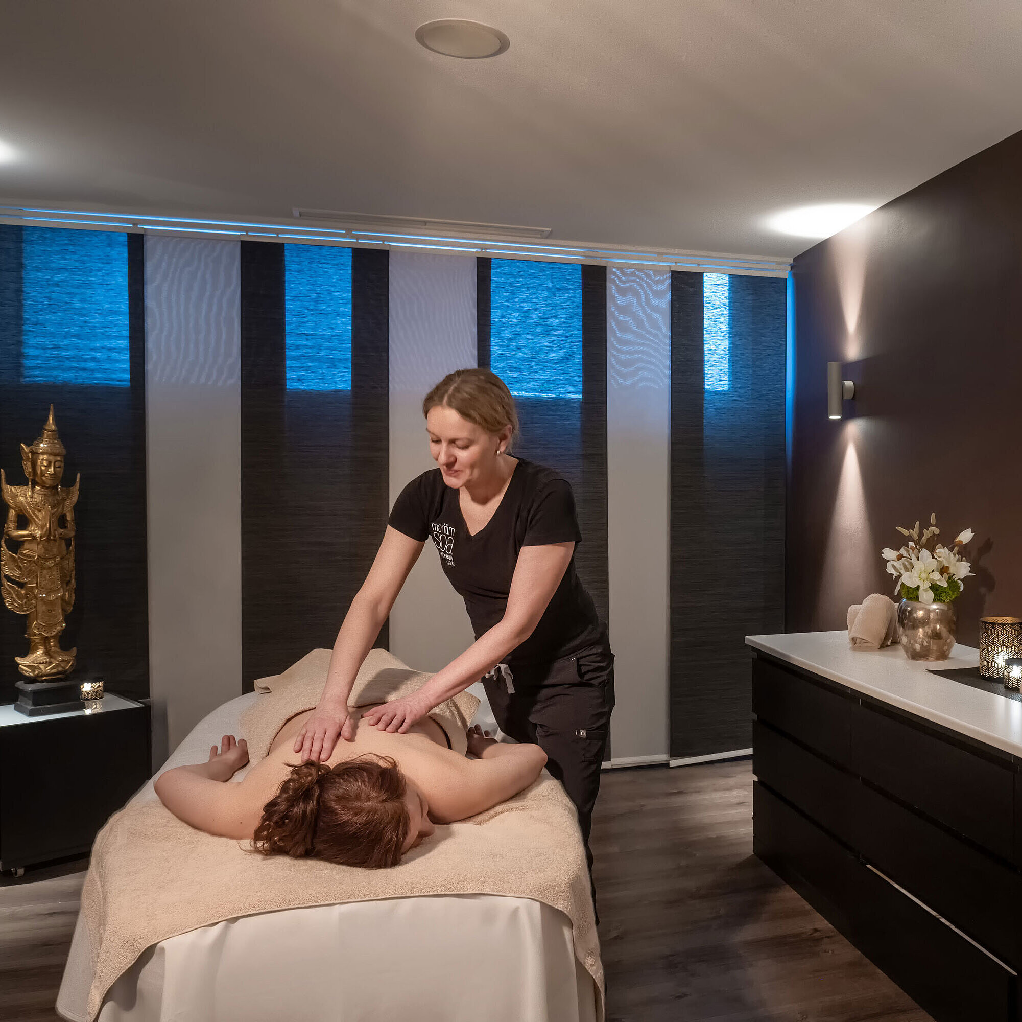 Entspannende Massagebehandlung im Spa-Bereich eines Maritim Hotels.