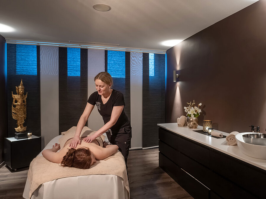 Entspannende Massagebehandlung im Spa-Bereich eines Maritim Hotels.