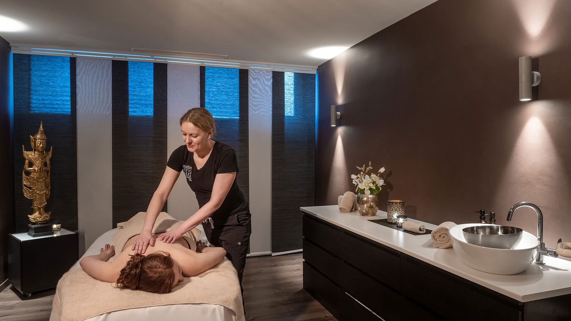 Entspannende Massagebehandlung im Spa-Bereich eines Maritim Hotels.