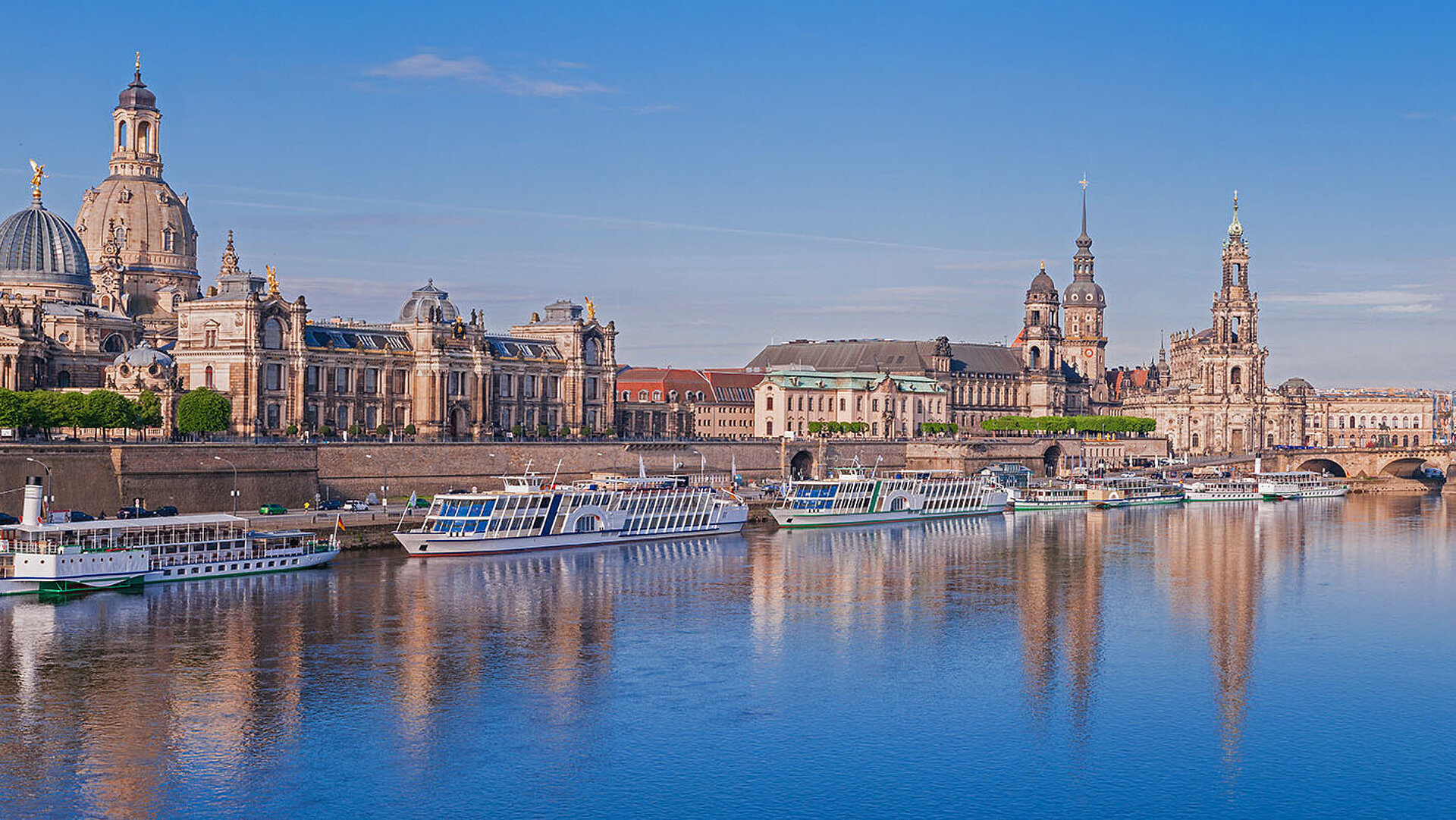 © majonit - AdobeStock.com Blick auf die Dresdner Altstadt mit Frauenkirche und Elbe, Schiffe spiegeln sich im Wasser