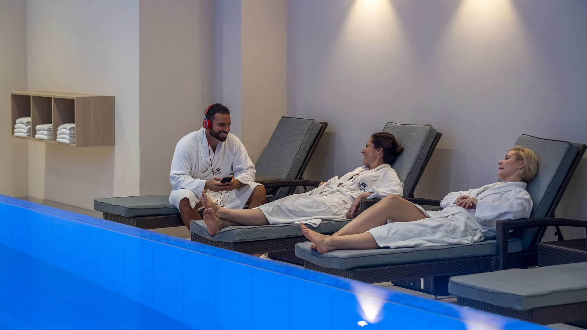 Gäste entspannen auf Liegen am Pool im Maritim Hotel Ingolstadt in ruhiger Atmosphäre.