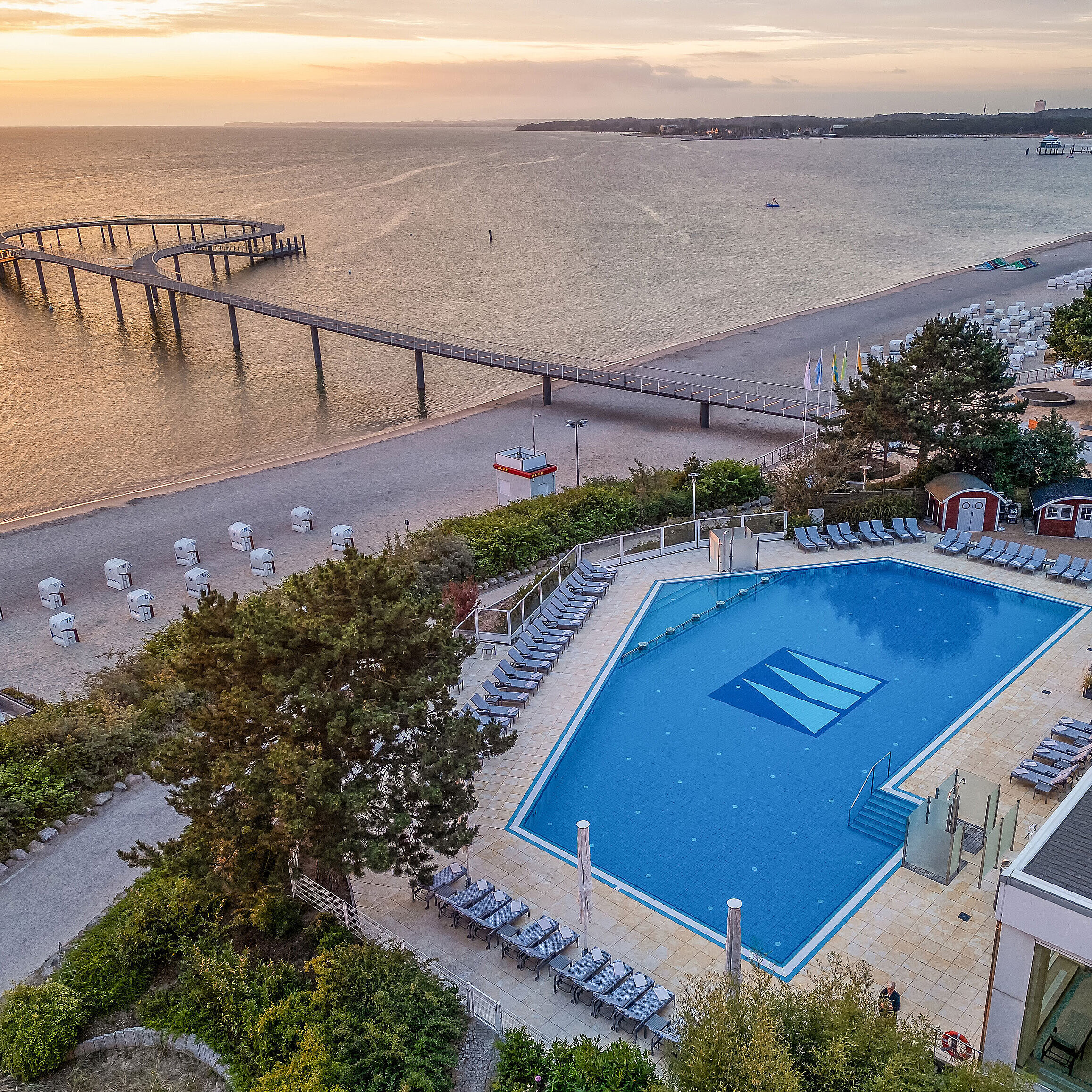 Pool und Ostseestrand im Maritim Seehotel Timmendorfer Strand bei Sonnenuntergang mit Seebrücke