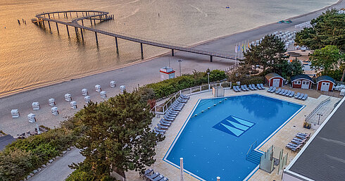 Pool und Ostseestrand im Maritim Seehotel Timmendorfer Strand bei Sonnenuntergang mit Seebrücke