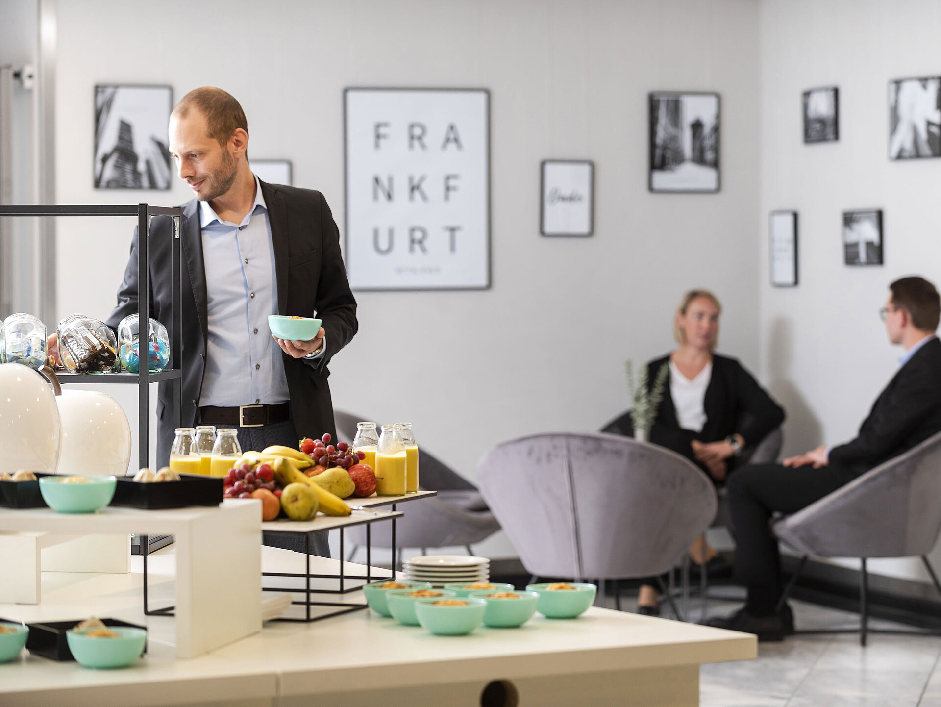 Tagungsfoyer Tagungspause im Maritim Hotel Frankfurt mit gesunden Snacks, frischem Obst und Saft in entspannter Lounge-Atmosphäre.