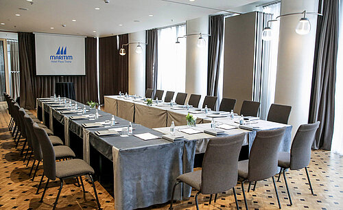 Moderner Konferenzraum im Maritim Hotel Plaza Tirana mit U-förmiger Bestuhlung und Tageslicht