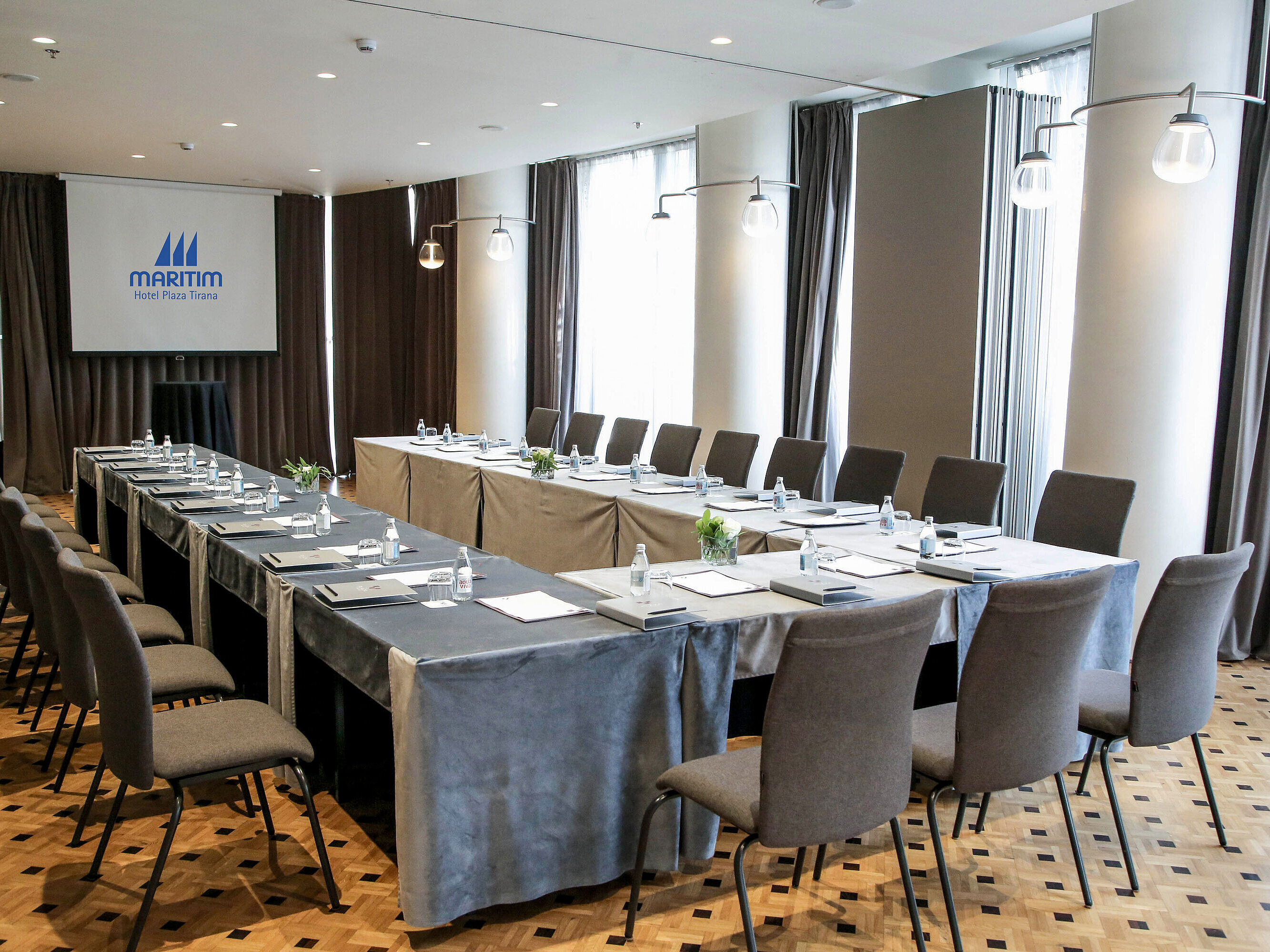 Moderner Konferenzraum im Maritim Hotel Plaza Tirana mit U-förmiger Bestuhlung und Tageslicht
