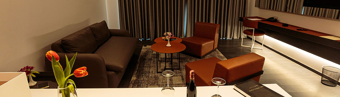 Moderner Wohnbereich im Maritim Resort Marina Bay mit Sofa, Sesseln und gemütlicher Sitzecke